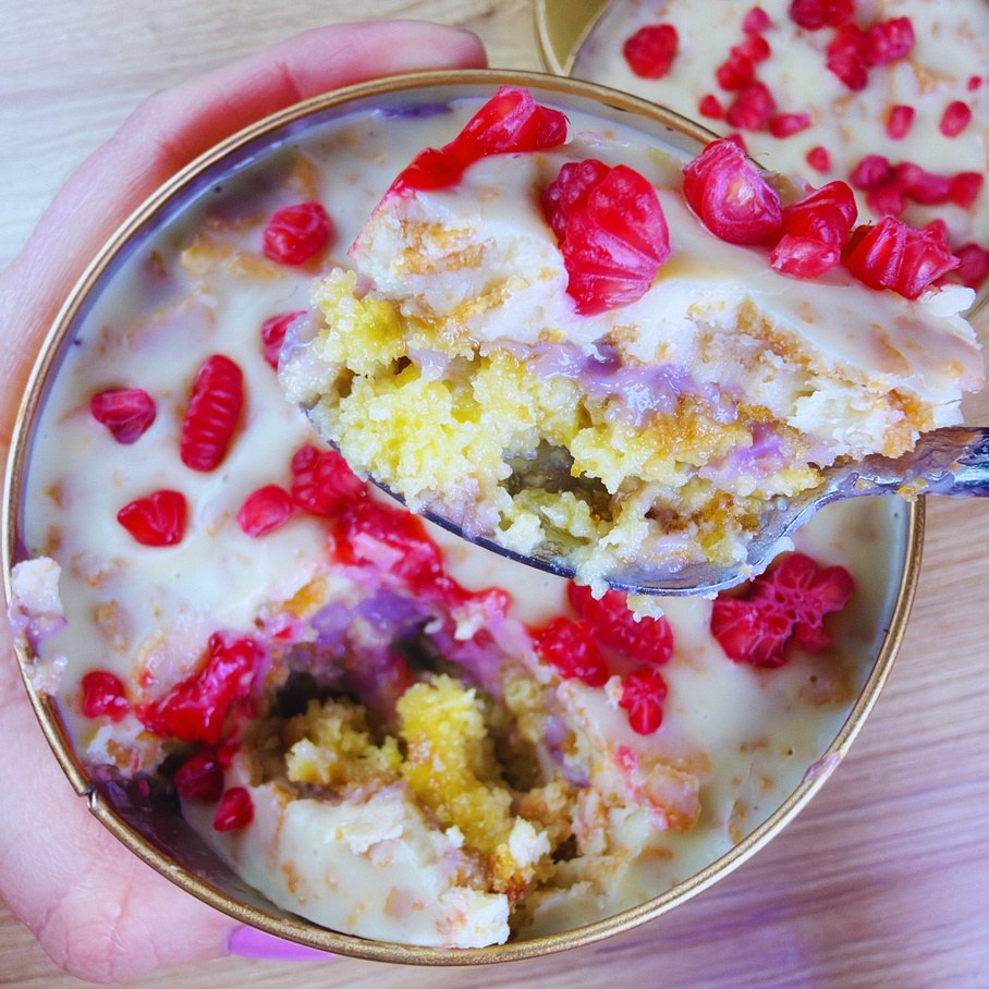 Cucharada de Crunch Cake Keto de frutos rojos