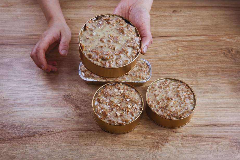 Catalina montando Crunch Cakes Keto con sus manos