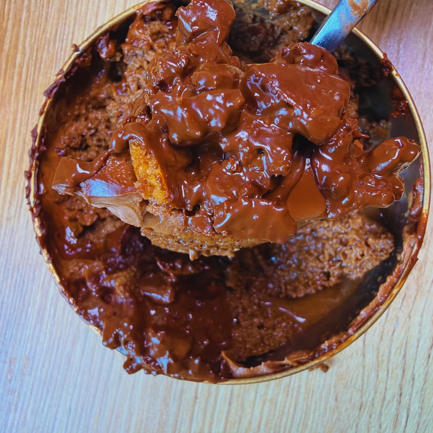Cucharada de Crunch Cake Keto de chocolate