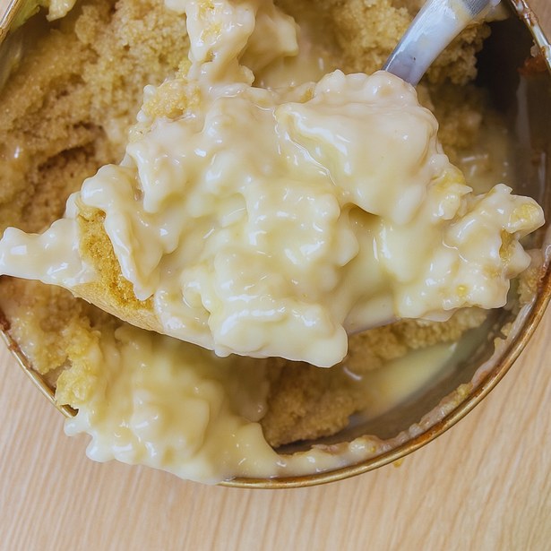 Cuchara sacando una porción de Crunch Cake Keto