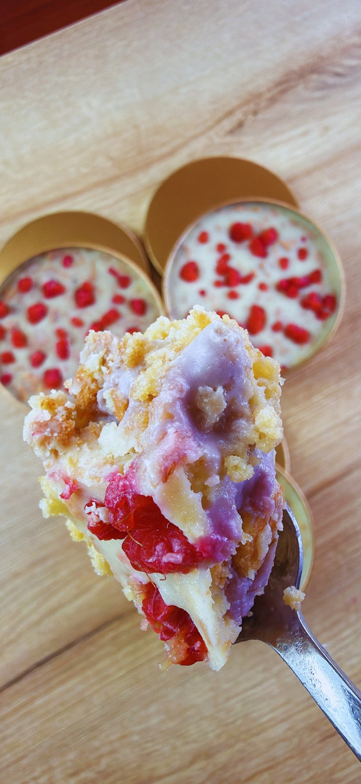 Cucharada de Crunch Cake Keto de frutos rojos mostrando sus capas